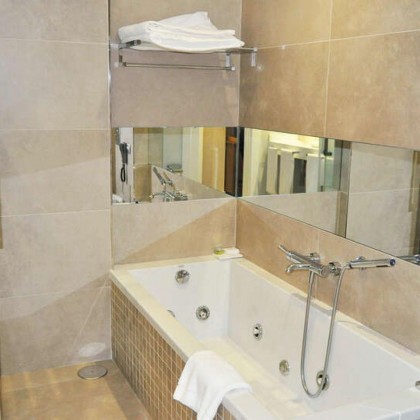 Romanticismo en pleno centro de Salamanca con hidromasaje privado en habitación, vino y spa