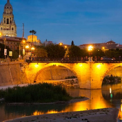 Romanticismo en Junior Suite con bañera de hidromasaje y minibar gratuito en Murcia