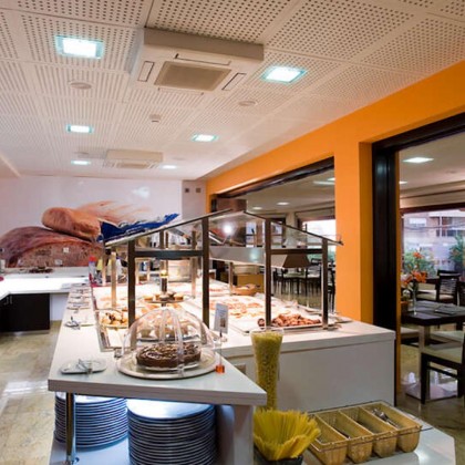 Romanticismo en Junior Suite con bañera de hidromasaje y minibar gratuito en Murcia