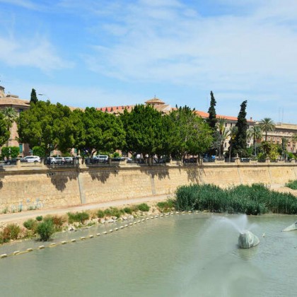 Romanticismo en Junior Suite con bañera de hidromasaje y minibar gratuito en Murcia