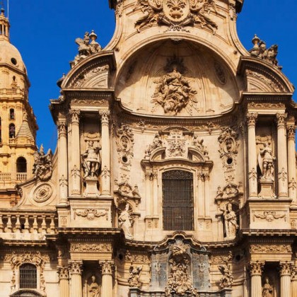 Romanticismo en Junior Suite con bañera de hidromasaje y minibar gratuito en Murcia