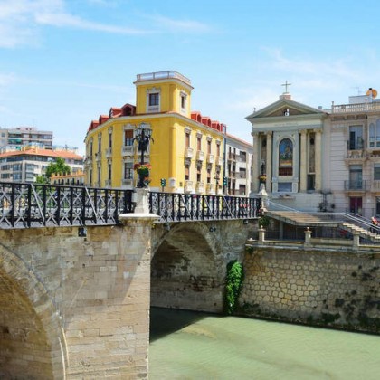 Romanticismo en Junior Suite con bañera de hidromasaje y minibar gratuito en Murcia