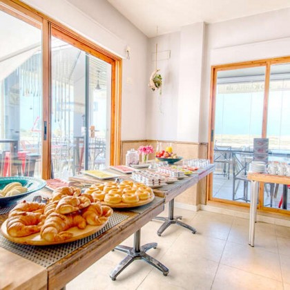 Offer at the beachfront in Zahara de los Atunes in a room with lateral sea views.