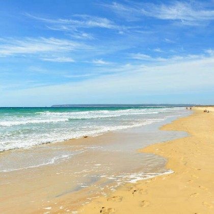 Offer at the beachfront in Zahara de los Atunes in a room with lateral sea views.