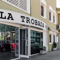 Quarto romântico com sais de banho, sabonete bomba, pétalas, chocolates, champanhe e pormenores