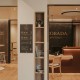 Habitación romántica con sales de baño, bomba de jabón, pétalos, bombones, cava y detalle