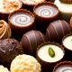Quarto romântico com sais de banho, sabonete bomba, pétalas, chocolates, champanhe e pormenores