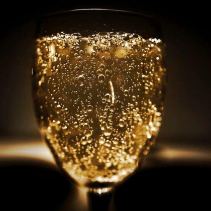 Habitación romántica con sales de baño, bomba de jabón, pétalos, bombones, cava y detalle
