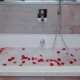 Habitación romántica con sales de baño, bomba de jabón, pétalos, bombones, cava y detalle