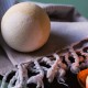 Quarto romântico com sais de banho, sabonete bomba, pétalas, chocolates, champanhe e pormenores