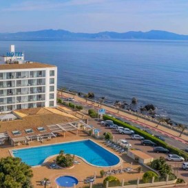 Media pensión en L'Escala en un hotel en primera línea de mar
