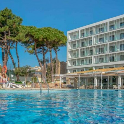 Media pensión en L'Escala en un hotel en primera línea de mar