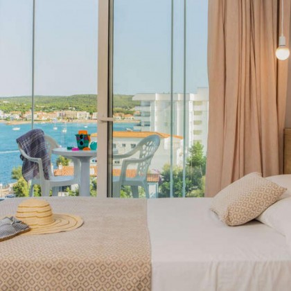 Media pensión en L'Escala en un hotel en primera línea de mar
