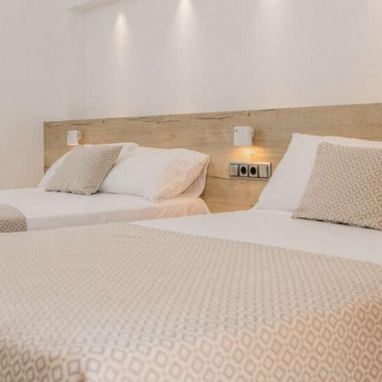 Media pensión en L'Escala en un hotel en primera línea de mar