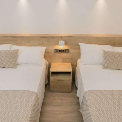 Media pensión en L'Escala en un hotel en primera línea de mar