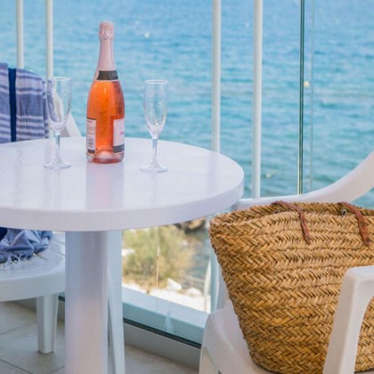 Media pensión en L'Escala en un hotel en primera línea de mar