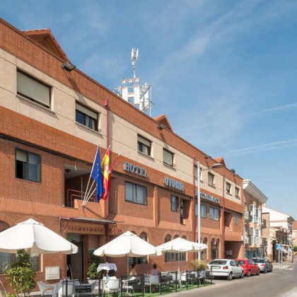 Cena, cava, bombones y pétalos de rosa en hotel con encanto al sur de Madrid
