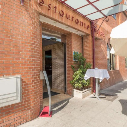 Jantar, champanhe, chocolates e pétalas de rosa num hotel de charme no sul de Madrid.