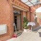Cena, cava, bombones y pétalos de rosa en hotel con encanto al sur de Madrid
