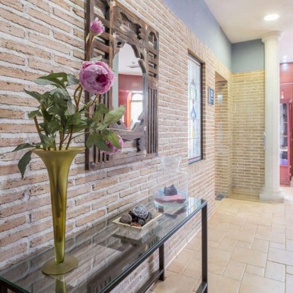 Cena, cava, bombones y pétalos de rosa en hotel con encanto al sur de Madrid