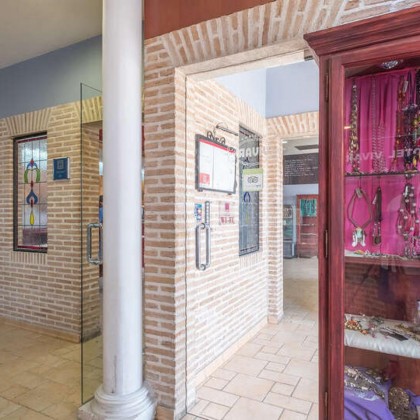 Cena, cava, bombones y pétalos de rosa en hotel con encanto al sur de Madrid