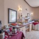 Cena, cava, bombones y pétalos de rosa en hotel con encanto al sur de Madrid