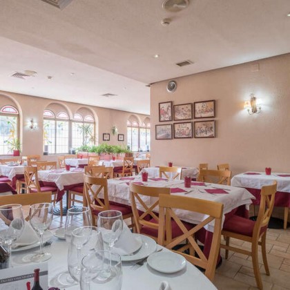 Cena, cava, bombones y pétalos de rosa en hotel con encanto al sur de Madrid