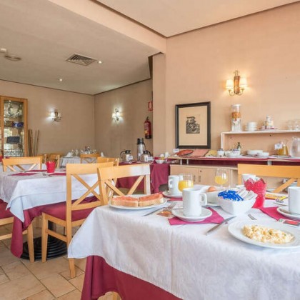 Cena, cava, bombones y pétalos de rosa en hotel con encanto al sur de Madrid