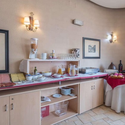 Cena, cava, bombones y pétalos de rosa en hotel con encanto al sur de Madrid