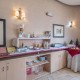 Cena, cava, bombones y pétalos de rosa en hotel con encanto al sur de Madrid