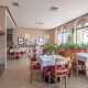 Cena, cava, bombones y pétalos de rosa en hotel con encanto al sur de Madrid