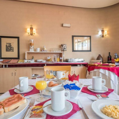 Cena, cava, bombones y pétalos de rosa en hotel con encanto al sur de Madrid