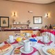 Cena, cava, bombones y pétalos de rosa en hotel con encanto al sur de Madrid
