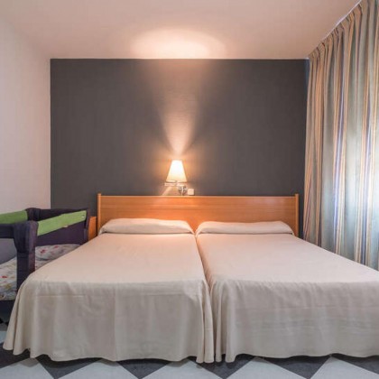 Cena, cava, bombones y pétalos de rosa en hotel con encanto al sur de Madrid