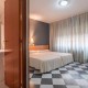 Cena, cava, bombones y pétalos de rosa en hotel con encanto al sur de Madrid