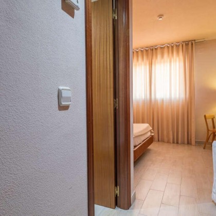 Cena, cava, bombones y pétalos de rosa en hotel con encanto al sur de Madrid
