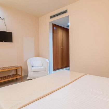 Cena, cava, bombones y pétalos de rosa en hotel con encanto al sur de Madrid