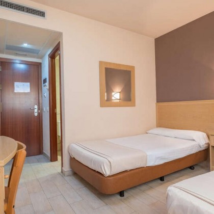 Cena, cava, bombones y pétalos de rosa en hotel con encanto al sur de Madrid