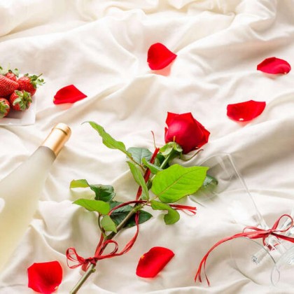 Cena, cava, bombones y pétalos de rosa en hotel con encanto al sur de Madrid