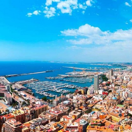 Profitez des couleurs de la Méditerranée dans la ville oisive de Benidorm
