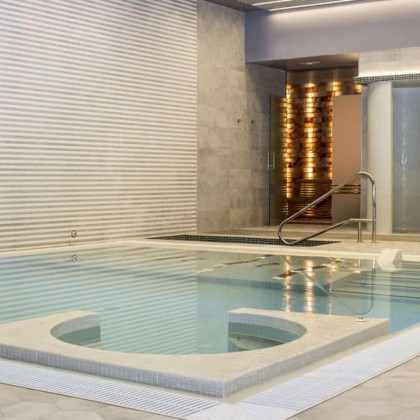 Relaxation among vineyards in a 4* hotel with access to the spa circuit