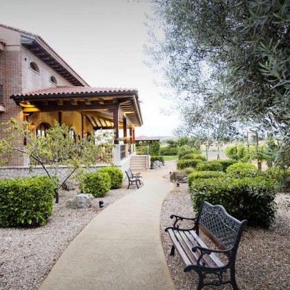 Relaxation among vineyards in a 4* hotel with access to the spa circuit