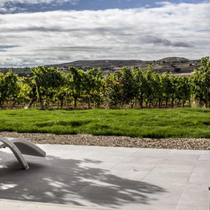 Relaxation among vineyards in a 4* hotel with access to the spa circuit