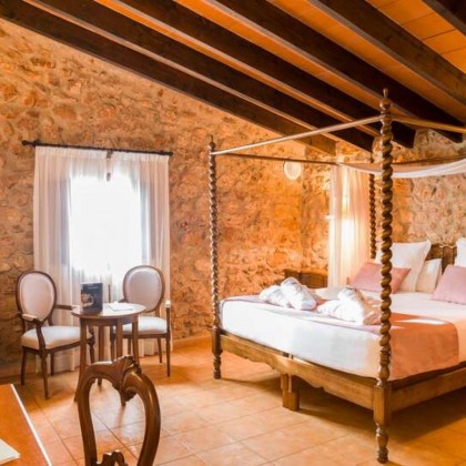 Special Offer: Dinner getaway, romantic room and spa access in Majorca
