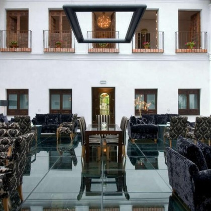 VIP: Give the gift of a palace experience with dinner, spa and massage included in the centre of Cordoba.