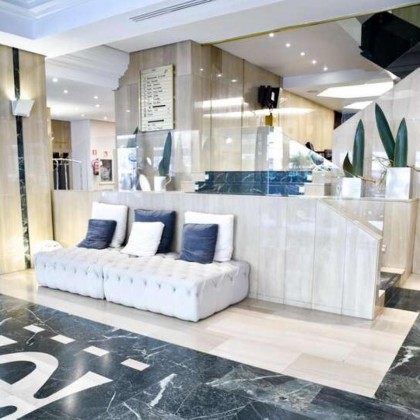 Getaway in the heart of Valladolid with a bottle of wine and breakfast included.