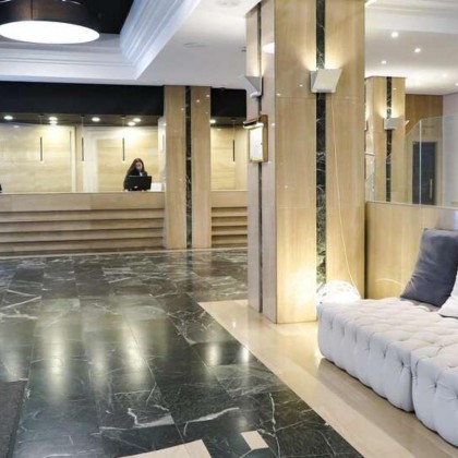Getaway in the heart of Valladolid with a bottle of wine and breakfast included.