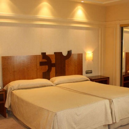Getaway in the heart of Valladolid with a bottle of wine and breakfast included.