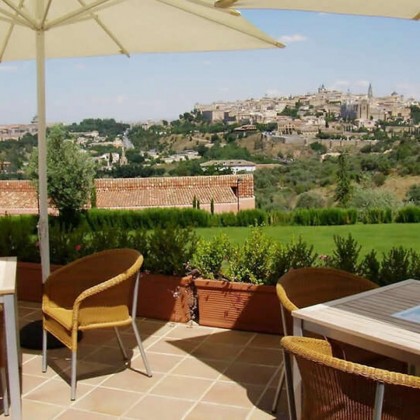 Escapadela romântica com cava: Desfrute de um hotel de 5 estrelas com vistas sobre a cidade de Toledo