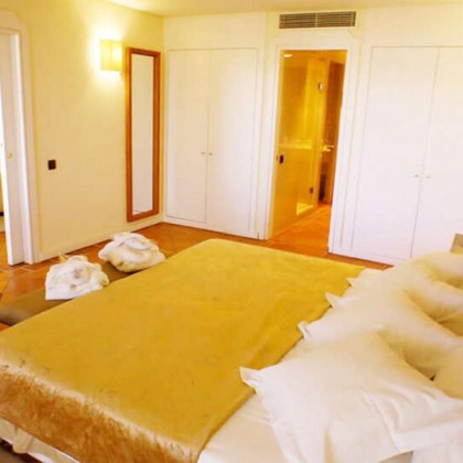Escapadela romântica com cava: Desfrute de um hotel de 5 estrelas com vistas sobre a cidade de Toledo